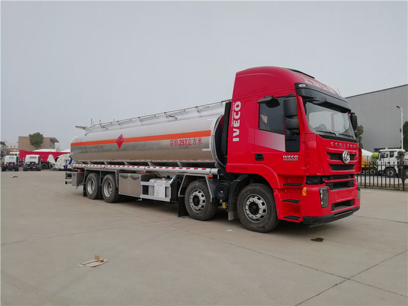 上汽紅巖29.7方前四后八鋁合金運油車，20噸運油車