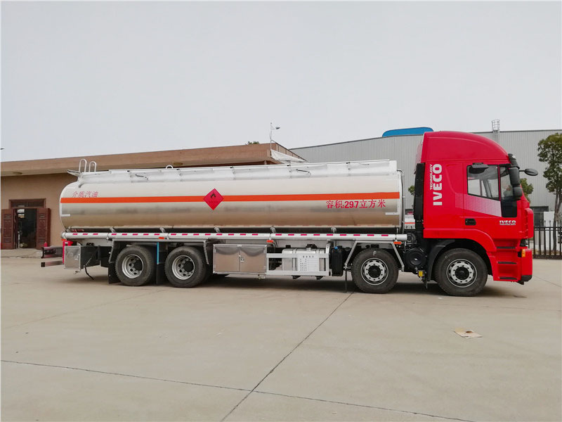 上汽紅巖29.7方前四后八鋁合金運油車，20噸運油車