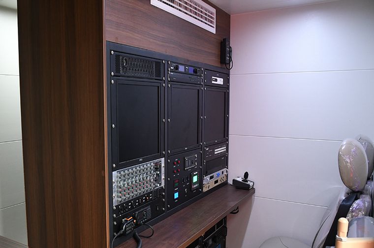 擴(kuò)展方艙動(dòng)中通通信指揮車(chē)